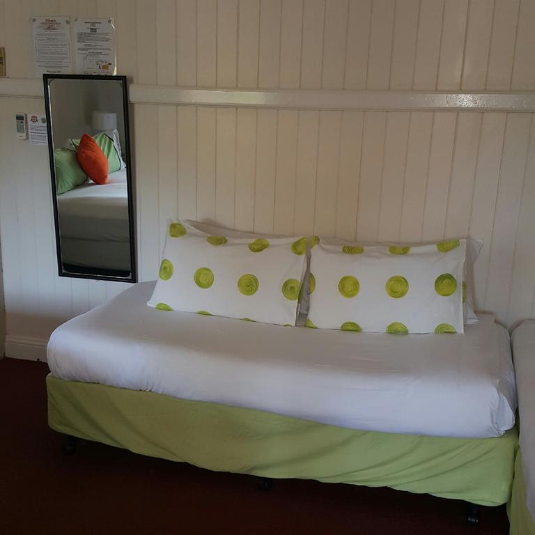 Joes Waterhole Hotel Eumundi Bagian luar foto